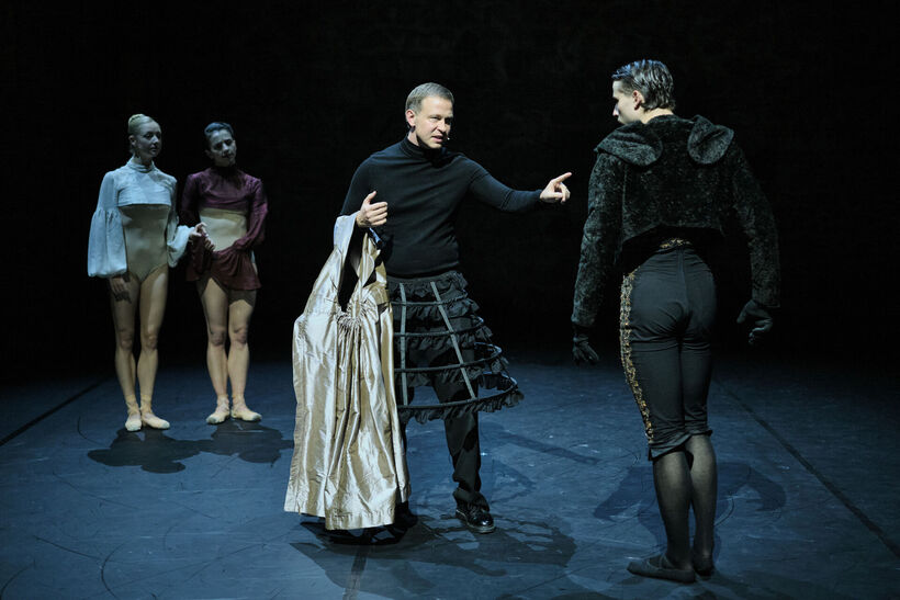 Felix von Bredow impressively manages to juggle being both widow and narrator. Madison Young, Bianca Teixeira, Felix von Bredow, and Severin Brunhuber in schneeweisschen + rosenrot. Nova Fundaziun Origen / Admill Kuyler.